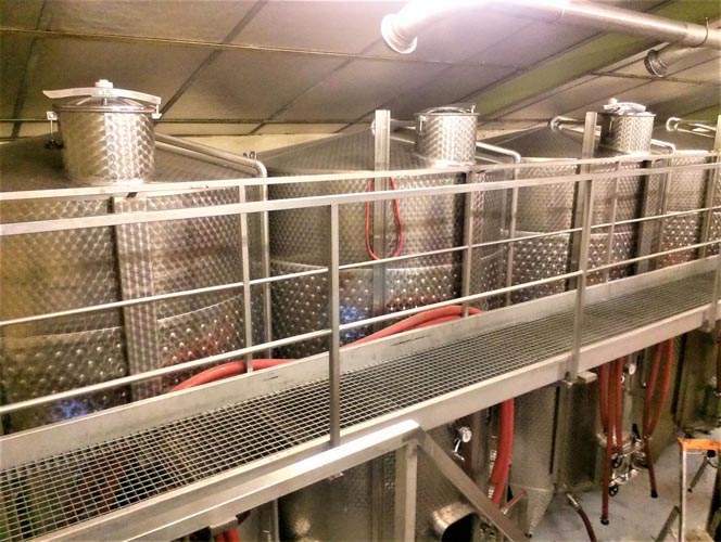 Cuves de vinification en acier inoxydable installées dans une cave, Châteauneuf-du-Pape