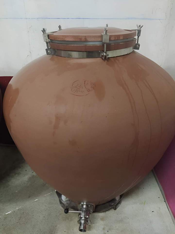 Stockage et fermentation du vin dans une jarre vinaire en grès Satine, Châteauneuf-du-Pape