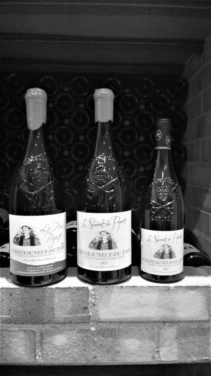 Mise en bouteilles de vins rouges du DOMAINE LE PÈRE PAPITÉ, Châteauneuf-du-Pape